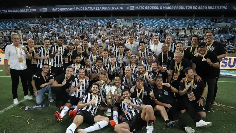 Jugadores del cuadro galo festejan el t&iacute;tulo de la Supercopa de Brasil. / Facebook Atl&eacute;tico Mineiro