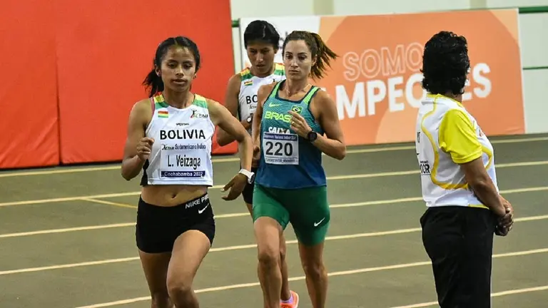 Lizeth Veizaga comanda la prueba de los 3.000 metros, en la que terminó quedándose con el primer lugar. DICO SOLÍS