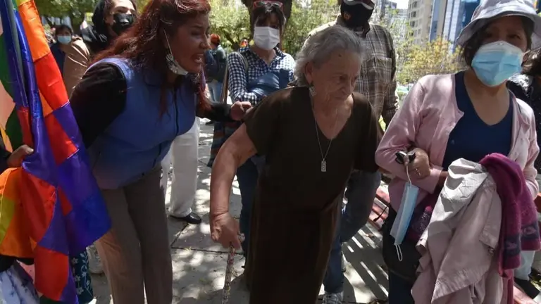 Las fricciones en La Paz, donde march&oacute; la activista Amparo Carvajal, quien recibi&oacute; un huevazo. APG