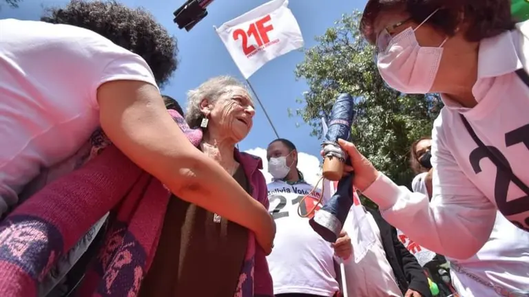 Amparo Carvajal (c), protegida por una manifestante, en las movilizaciones que recordaron el 21-F. APG