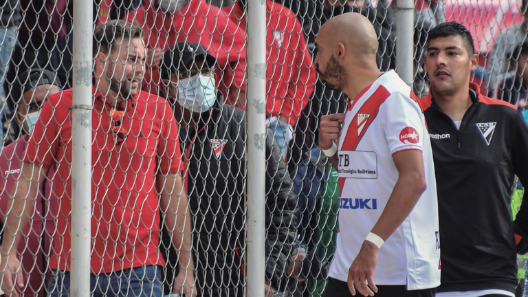 Una imagen del cruce que Andrés Costa y Marcos Riquelme tuvieron en el cotejo que Always Ready perdió 0-1 ante Tomayapo el sábado. Marka Registrada