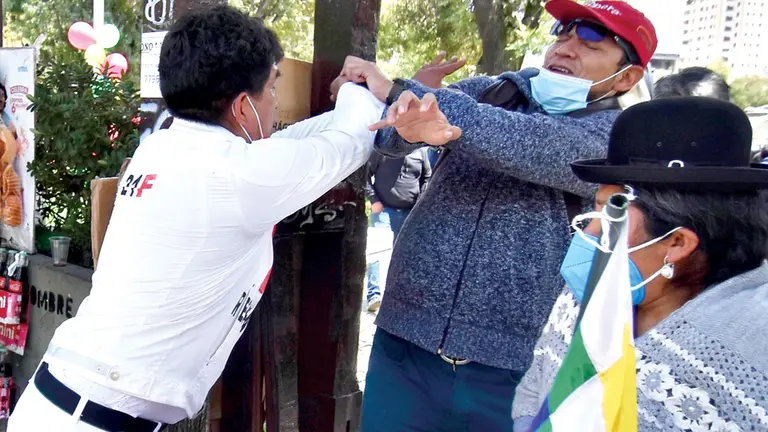 Uno de los hechos de violencia durante el acto por el 21F en La Paz. APG