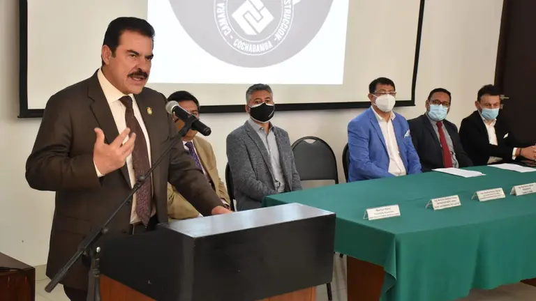 El alcalde de Cochabamba, Manfred Reyes Villa, explica los proyectos que prevén realizar en favor del municipio junto a COBOCE y el Consorcio Mi Llajta. RUBÉN RODRÍGUEZ