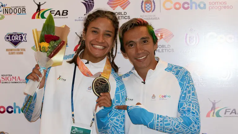 Camila Jiménez muestra la medalla de plata que ganó en la prueba de pentatlón por el Sudamericano Indoor. FAB
