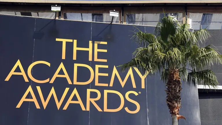 Fotografía de archivo de una vista del cartel de la entrada del teatro de Hollywood dond se realiza la entrega de los Oscar. EFE