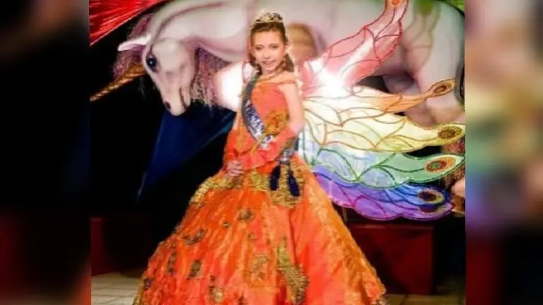 Una reina infantil que fue coronada en una edici&oacute;n pasada. ARCHIVO