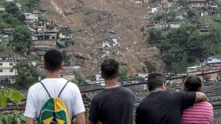 Varias personas observaron la destrucción tras las fuertes lluvias del martes en el Morro de la Oficina, en la ciudad de Petrópolis, estado de Rio de Janeiro (Brasil). EFE