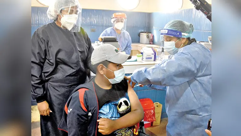 Un joven recibe una dosis de refuerzo contra el coronavirus en un punto masivo de vacunación. DICO SOLÍS