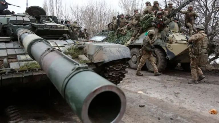 Tanque ruso, en el comienzo de la invasi&oacute;n a Ucrania. T&Iacute;TULOS.COM.AR