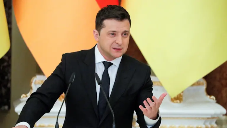 El presidente de Ucrania, Volodymyr Zelensky, brinda una conferencia de prensa. EFE
