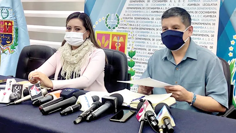 La concejal Silvia Soliz y el asambleísta Sergio De La Zerda en la conferencia de ayer. GADC