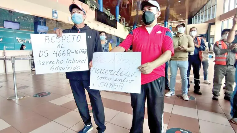 Un grupo de trabajadores protesta en el aeropuerto Jorge Wilstermann, ayer. OPINIÓN
