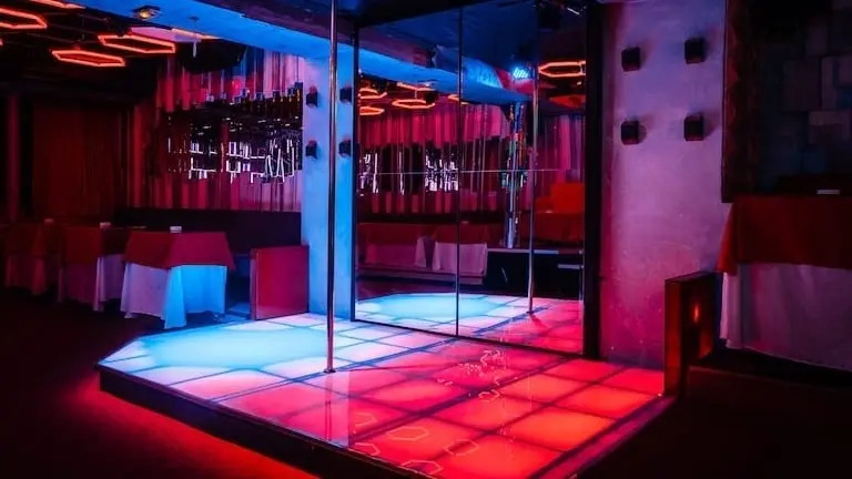 Imagen referencial de un escenario para un show de strippers. AUDACY