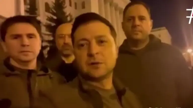 El presidente de Ucrania, Vladimir Zelenski (c), confirma que sigue en su pa&iacute;s. CAPTURA DE VIDEO