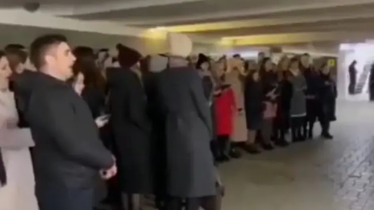 Ciudadanos ucranianos rezan en una estaci&oacute;n de metro. CAPTURA DE VIDEO
