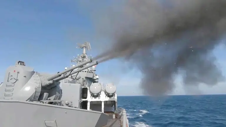Una captura de pantalla de un video del Ministerio de Defensa ruso de un buque de este país lanzando un misil. EFE