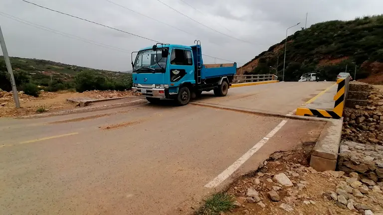 El puente de Higuerani y el acceso con deterioro, este viernes. RUB&Eacute;N RODR&Iacute;GUEZ
