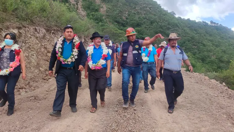 El recorrido en el camino en Mina Asientos, este viernes. GOBERNACI&Oacute;N DE COCHABAMBA