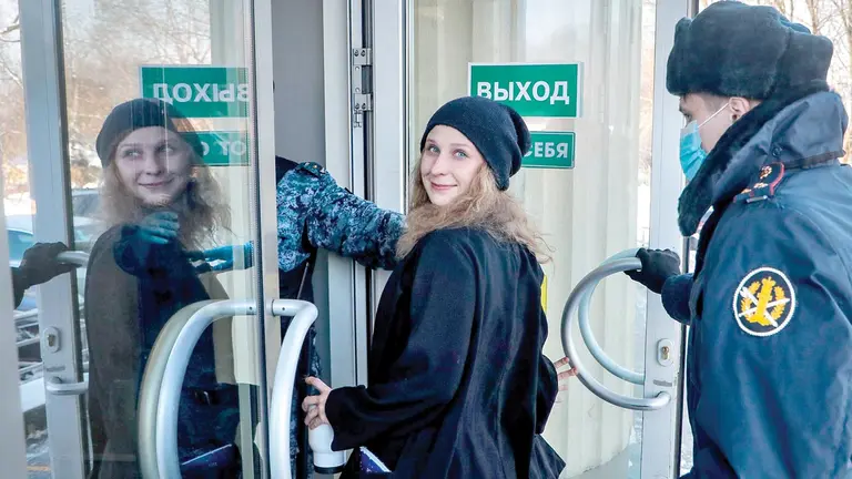 Maria Alyokhina, miembro de Pussy Riot, entra en el Tribunal de la Ciudad de Moscú, en febrero de 2021.             MAXIM SHIPENKOV (EPA - EFE)
