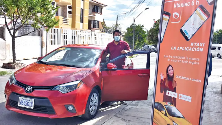Un conductor de Ktaxi, junto a su vehículo.        DICO SOLÍS