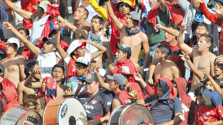 Los hinchas de Wilstermann apoyan a su equipo desde las tribunas del Félix Capriles.      ARCHIVO