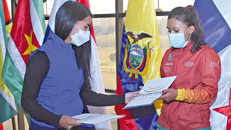 La viceministra de Deportes, Cielo Veizaga (i), en un acto protocolar.  APG