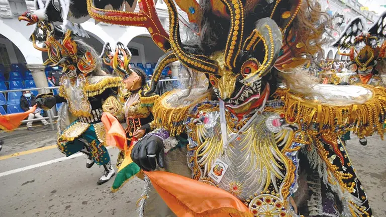 Integrantes de una diablada en la entrada de Oruro. / APG