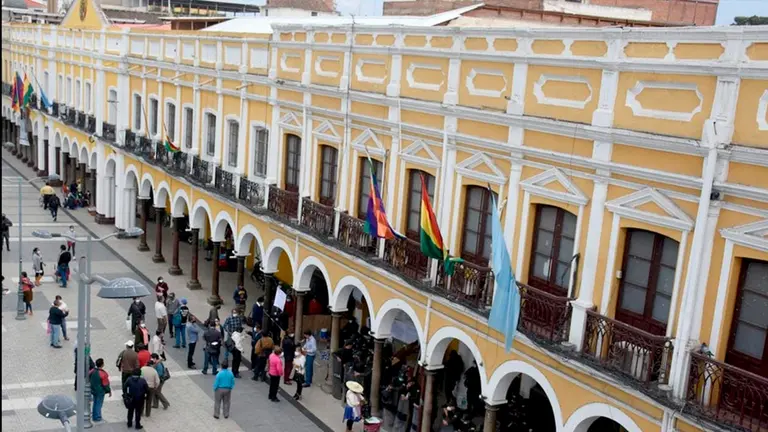 La fachada del Concejo Municipal de Cochabamba, en la plaza 14 de Septiembre. DICO SOL&Iacute;S