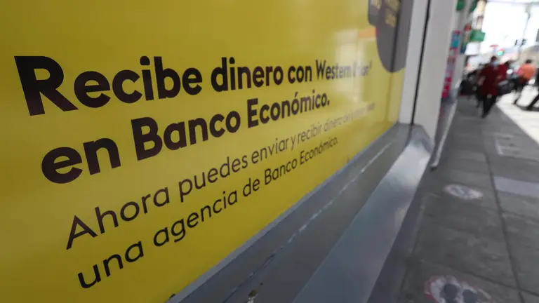 Un anuncio en una oficina de Western Union en La Paz.       EFE