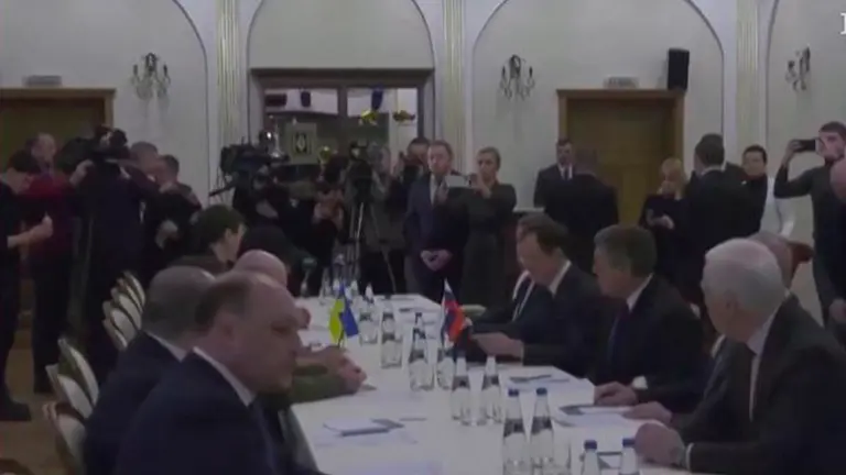 Delegaciones de ambos pa&iacute;ses al inicio de la reuni&oacute;n. Captura de El Pa&iacute;s