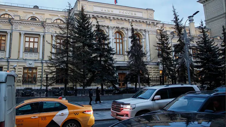 La bandera nacional rusa ondea en lo alto de la sede del Banco de Rusia en Mosc&uacute; (Rusia), este 28 de febrero de 2022. EFE