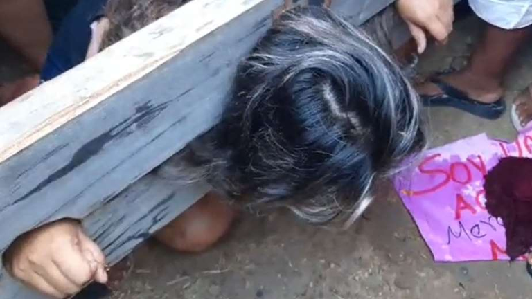 Mujer acusada de matar a una adolescente es puesta al cepo. Captura R&iacute;o TV