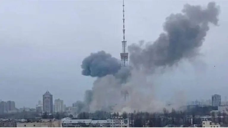 Imagen de video muestra humo en los alrededores de la antena de TV Kiev.