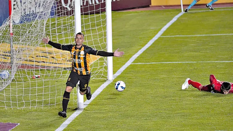 Martín Prost celebra el gol de The Strongest ante la impotencia del meta uruguayo.           APG