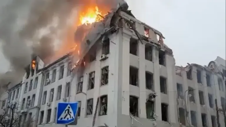 La fachada de la Universidad de J&aacute;rkov, en llamas. ESPECIALES