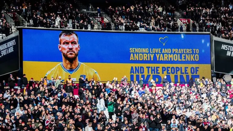 Hinchas del West Ham expresan apoyo a Yarmolenko y Ucrania ante la invasión de Rusia. Instagram Yarmolenko