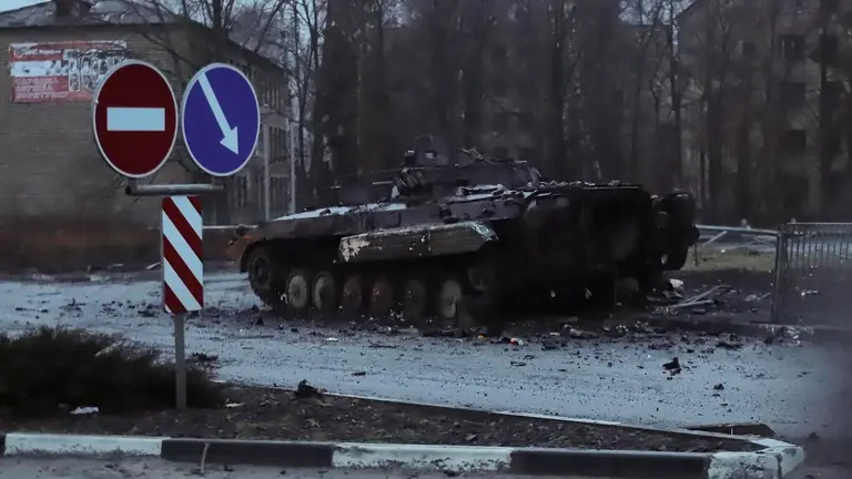 Un tanque de guerra ruso quemado fue registrado este mi&eacute;rcoles, luego de ser alcanzdo por bombarderos ucranianos, en la localidad de Borodyanka, cerca de Kiev, capital de Ucrania. EFE/Alisa Yakubovych