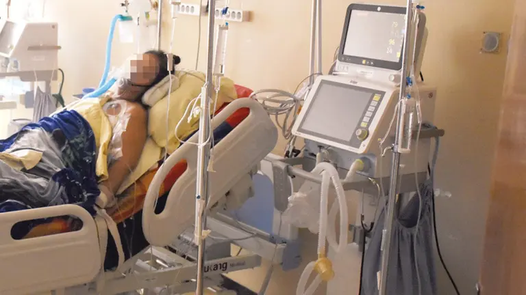 Un paciente conectado a un equipo médico que consume energía eléctrica de forma constante. DICO SOLÍS