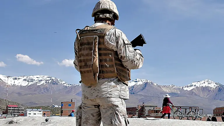 Un militar controla parte de la frontera que Chile comparte con Bolivia. EFE