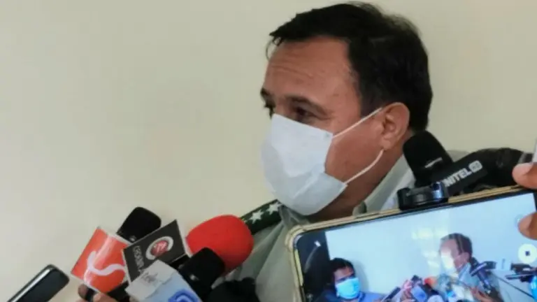 El director de la FELCC de Cochabamba, Ronald Tapia, durante una conferencia de prensa. ARCHIVO