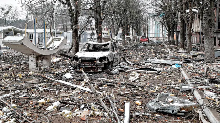 Destrozos en Ucrania después de uno de los bombardeos rusos. EFE
