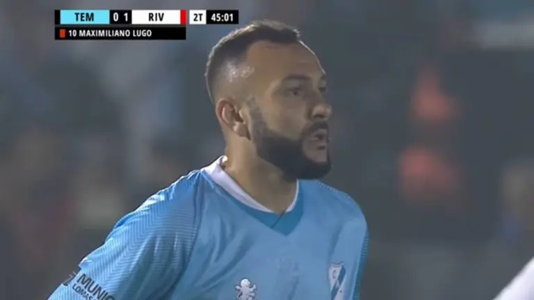 Maximiliano Lugo, durante un partido con Temperley frente a River Plate. Captura de video