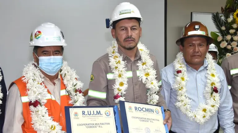 El gerente general de COBOCE, Carlos Quiroga, expone las certificaciones RUIM y ROCMIN que recibió de manos del gobernador de Cochabamba, Humberto Sánchez. NOÉ PORTUGAL