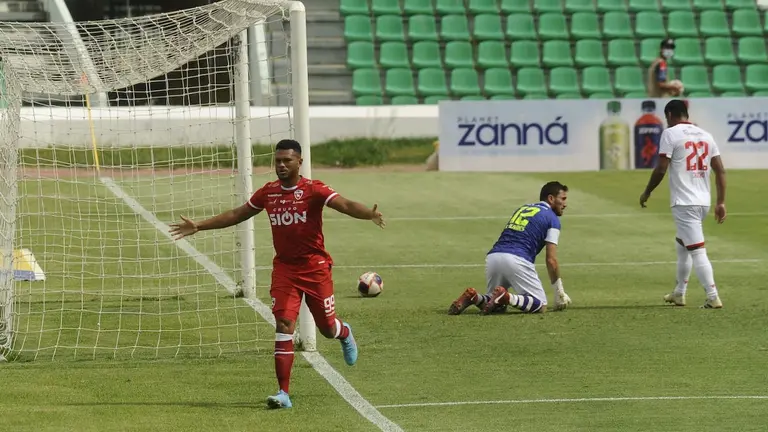 Rolando Blackburn celebra uno de los goles con que Royal Pari le ganó 2-1 a Universitario de Vinto por la División Profesional. APG
