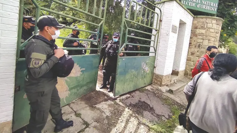 El resguardo policial en las puertas del Museo de Historia Natural Alcide d&rsquo;Orbigny.
