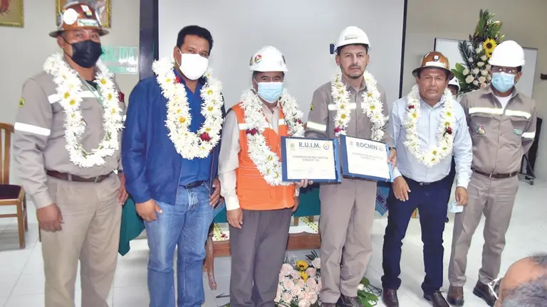 El gobernador de Cochabamba, Humberto S&aacute;nchez, y el gerente general de COBOCE R.L., Carlos Quiroga, (ambos al centro de la foto) sostienen las dos certificaciones entregadas a la cementera.