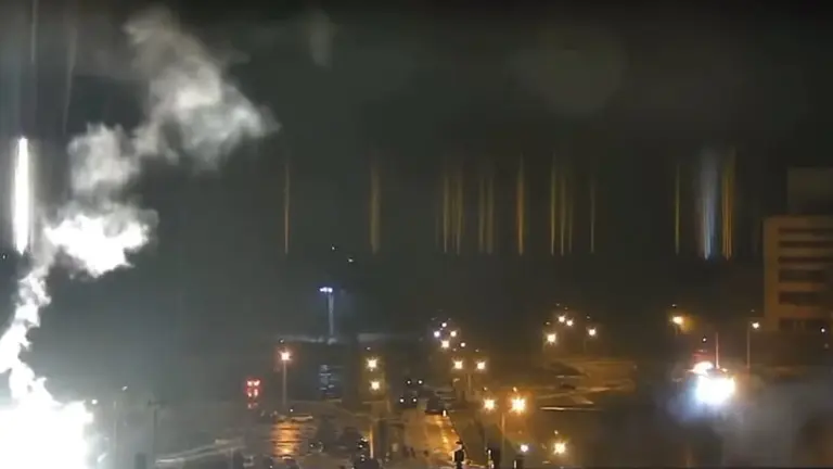 El momento en el que se incendi&oacute; parte de la planta at&oacute;mica de Zaporiyia. El fuego ha sido apagado. CAPTURA DE VIDEO
