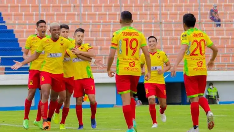 Los jugadores de Palmaflor celebran un gol en el torneo Apertura. CLUB PALMAFLOR