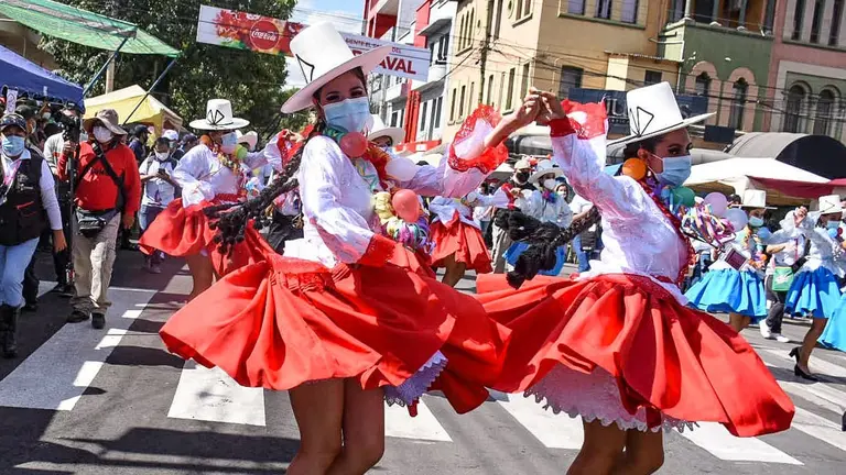 Danzarines en el Corso de Corsos en la calle San Mart&iacute;n. (Dico Sol&iacute;s)