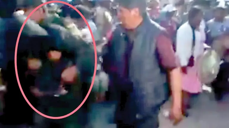 Captura de pantalla del momento cuando el policía rescata al conductor. RADIO GUERRILLEROS INDEPENDENCIA